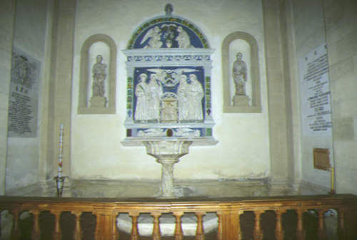 Fonte battesimale ed altare
