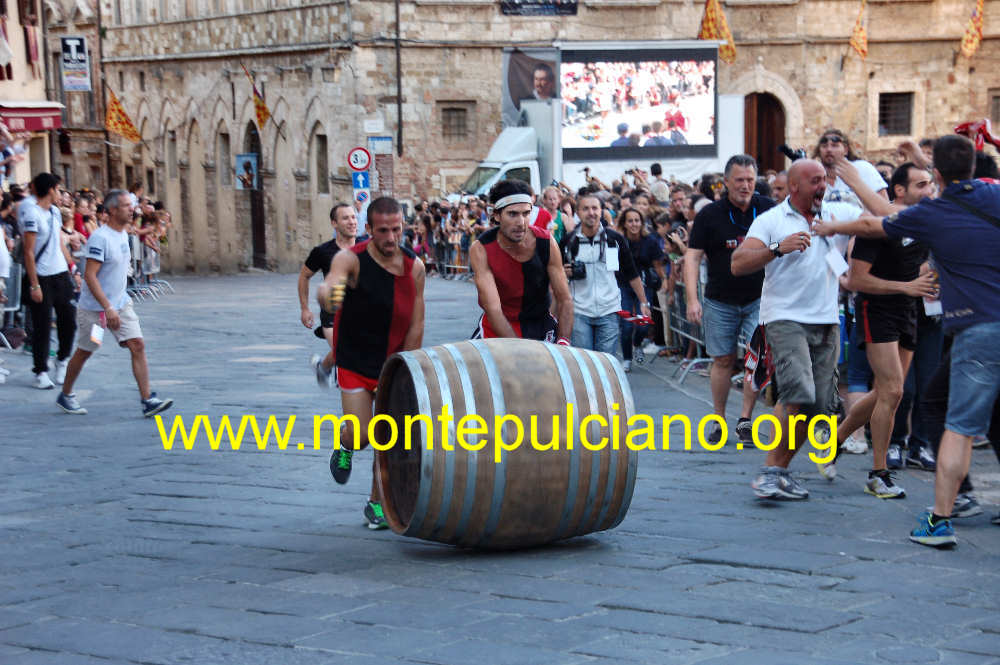 l'arrivo del vincitore in Piazza Grande