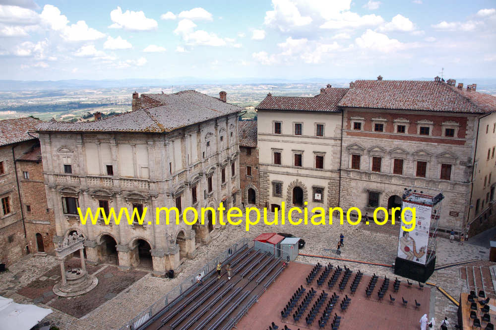 Sulla sinistra il Palazzo dei Nobili Tarugi